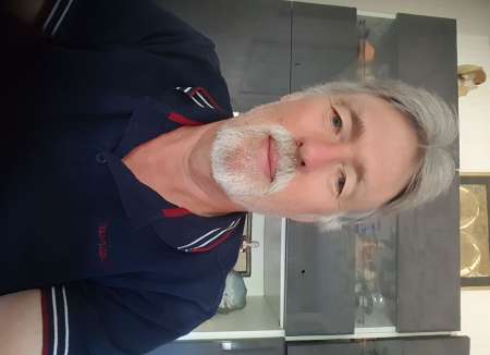 Photo de bel homme 65 ans pour jeux uro