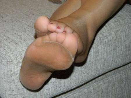 Photo de cherche jambes en collant a caresser et pieds