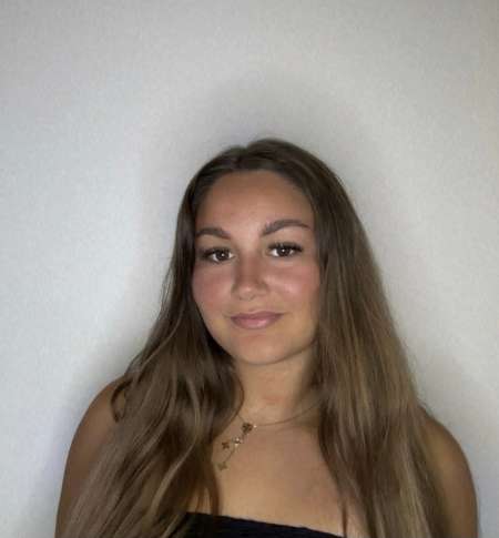 Photo de Jeune étudiante qui cherche son moneyslave