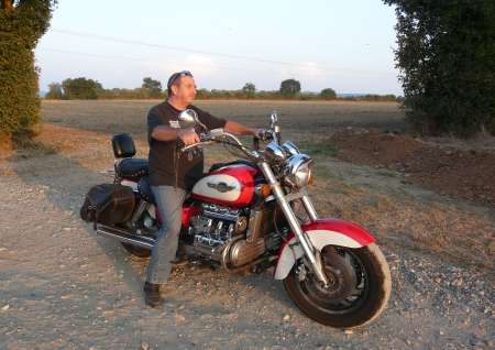Photo de  motard propose balade cool en bécane