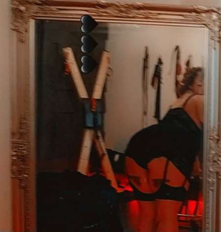 Photo de  Dominatrice phallique pour hommes et couples soumi