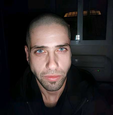 Photo de  Jeune Homme Latino bien éduqué