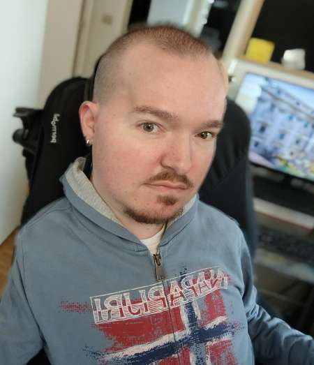 Photo de Homme en fauteuil recherche moment de tendresse