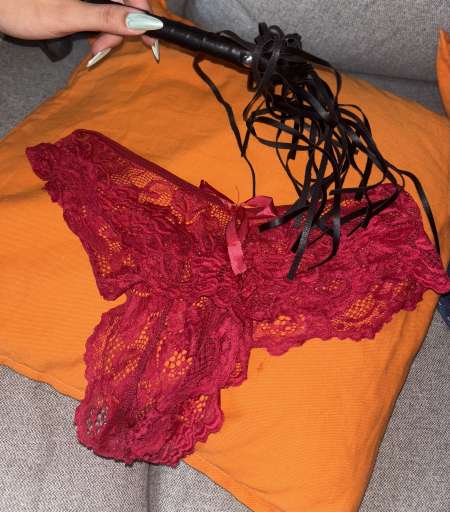 Photo de  Photos de pieds, culottes portées et chaussettes