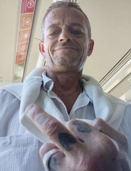 Photo de Homme plein d'intention et ouvert a tout sujet