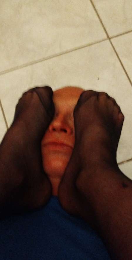 Photo de Fétichiste de pieds cherche travestie ou femme