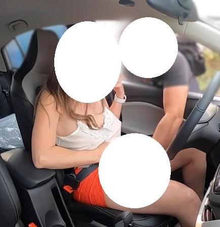 Photo de Madame je caresse votre chatte sur lieu insolite