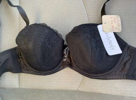 Photo de Donne soutien gorge à femme