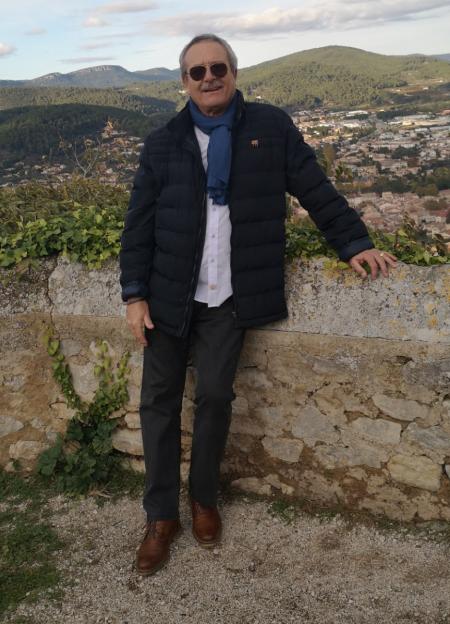 Photo de Homme mûr discret recherche belle poitrine à cares