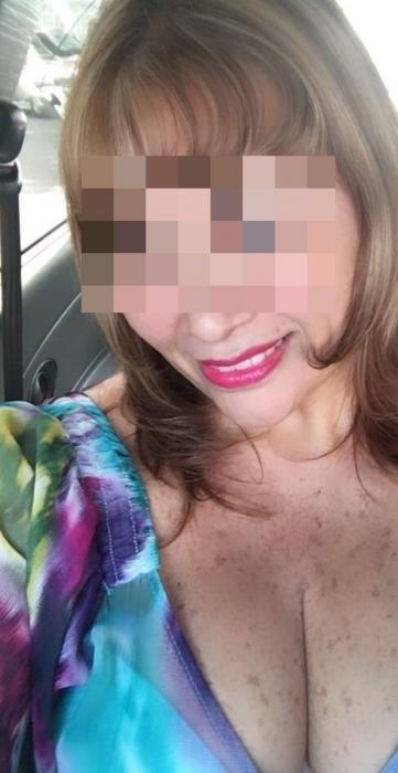 Femme cougar pour mecs jeunes et murs