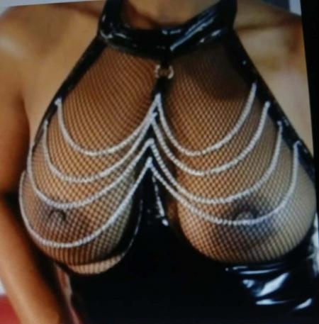 Photo de Femme métisse seins généreuses très coquine '